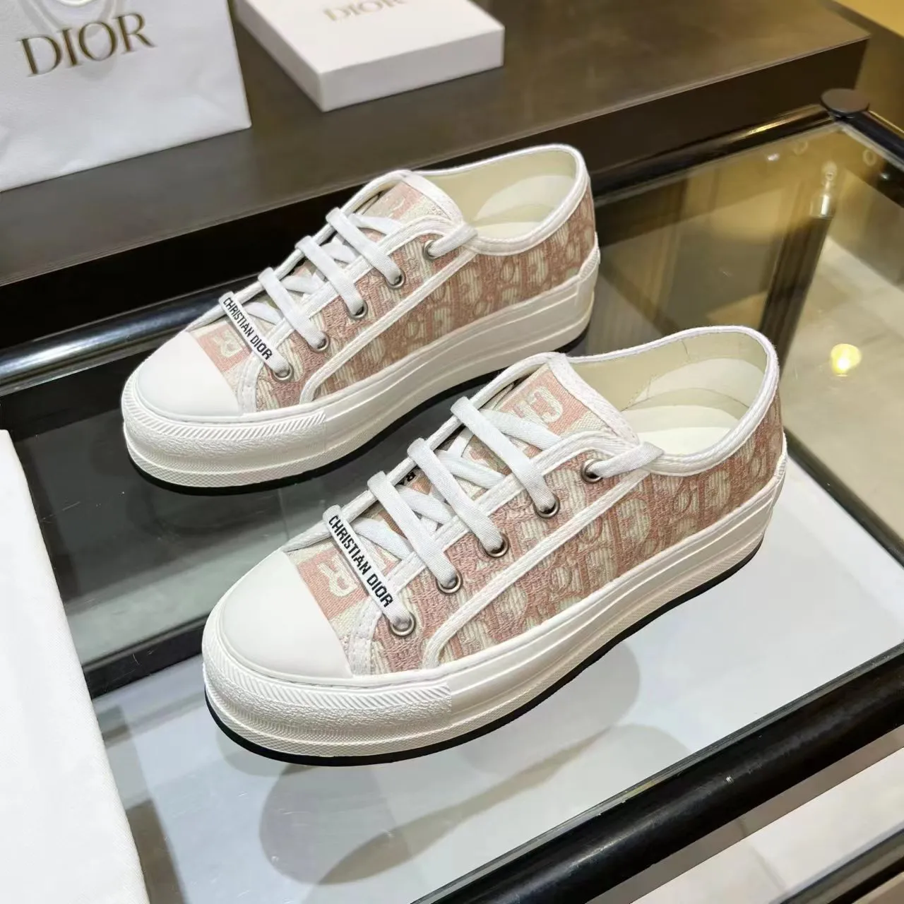 👟👟Ex-factory price 520👟👟 Dior’s 2025 Walk ‘n’ Dior embroidered mid-top casual shoes are new. On the fashion stage, Dior embroidered shoes are the well-deserved protagonist. Delicate stitching is used on the upper, every stitch is devoted to the craftsman's efforts, and every thread is woven with artistic poetry. From complex floral patterns to smart geometric textures, embroidery is like the magic that gives shoes life, allowing them to show dynamic beauty even in static conditions.   Wearing Dior embroidered shoes feels like stepping into a dream world full of art. It is not only a pair of shoes, but also a walking piece of art that perfectly integrates fashion and culture. Whether you are strolling on the bustling city streets or attending important social occasions, Dior embroidered shoes can add unique charm to your style and become the focus of everyone's attention.   Choosing Dior embroidered shoes means choosing a persistent pursuit of quality and a unique understanding of fashion. Let it accompany you through every wonderful moment and leave your own fashion mark.  Material: Sheepskin lining, feet, silk cowhide, size 35-41, heel height 5cm